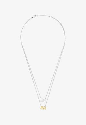 Collar de plata de doble capa con colgantes "MA", uno en plata y otro en tono dorado, cadenas delicadas, cierre de langosta.