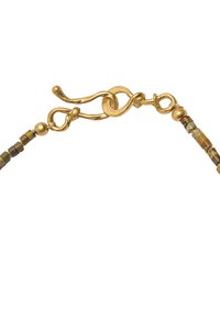 Złocona zapięcie na toggle przymocowane do bransoletki z koralików z różnokolorowych małych cylindrycznych i okrągłych koralików o różnych fakturach.