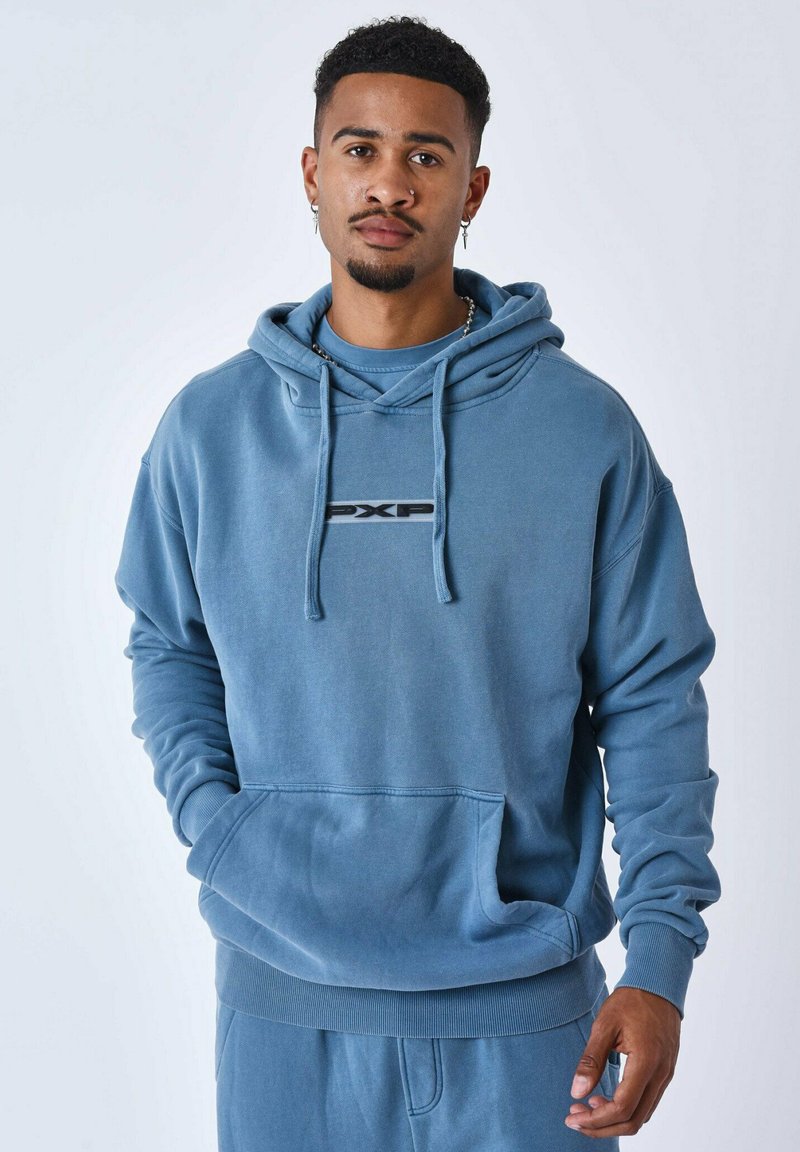 Sudadera de forro polar azul con cordones y bolsillo canguro. Presenta un logo negro "PXP" en el pecho. Textura suave y corte relajado.