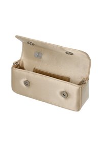 Clutch color beige in raso con forma rettangolare. All'interno presenta una tasca e chiusure a scatto. Texture liscia con dettagli in metallo argentato.