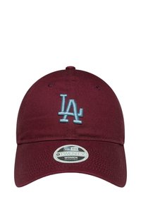 Bordeauxrote Kappe mit hellblauer "LA" Stickerei, verstellbarem Riemen, strukturiertem Vorderteil und gebogenem Schirm. 9TWENTY Etikett angebracht.
