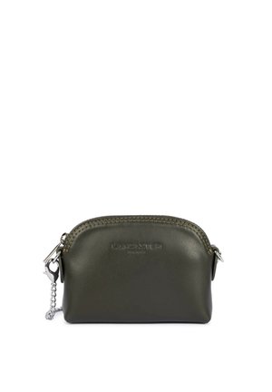 Petite pochette en cuir vert foncé avec fermeture éclair incurvée sur le dessus, fermoir chaîne argentée et nom de marque embossé à l'avant.