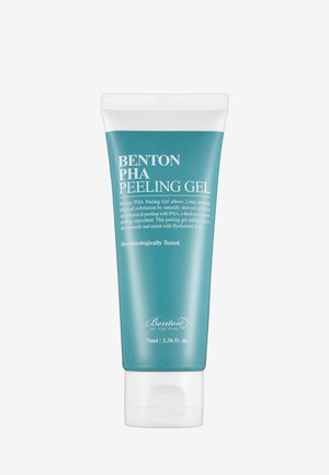 Tube turquoise de Benton PHA Peeling Gel, 70 ml, avec un capuchon à flip blanc. L'étiquette présente le nom du produit et les détails d'utilisation en texte blanc.
