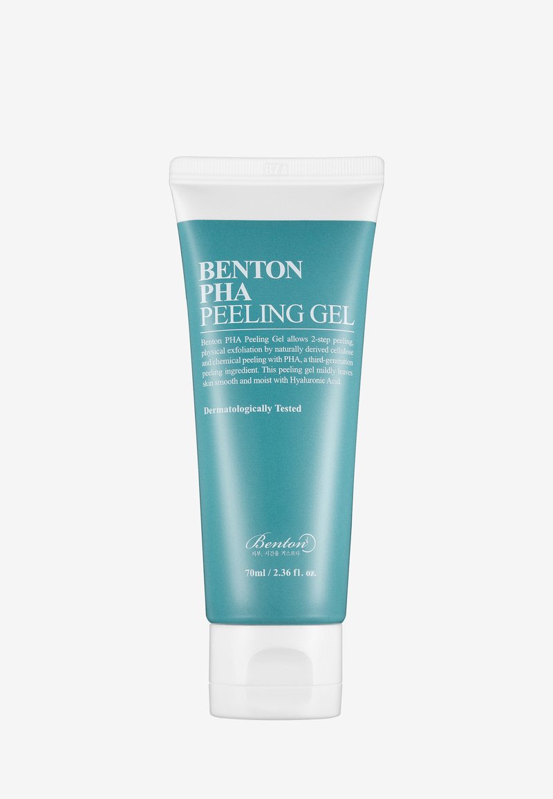 Turkos rör av Benton PHA Peeling Gel, 70 ml, med ett vitt flip-top lock. Etiketten visar produktnamnet och bruksanvisning i vit text.