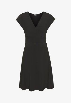 Zwarte jurk met een V-hals, cap sleeves en een aangesloten taille. De stof lijkt glad en zacht, met een uitlopende zoom.