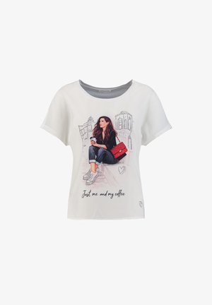 Maglietta bianca con illustrazione di una donna seduta, che tiene un caffè, indossa jeans e scarpe da ginnastica e una borsa rossa, con il testo "Just me and my coffee."