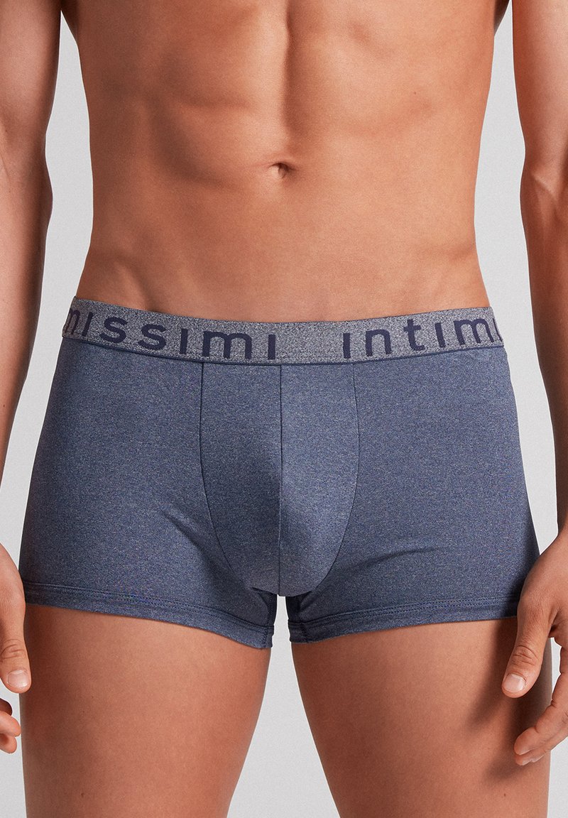 Námořnické modré boxerky vyrobené z měkké, elastické tkaniny s šedým elastickým pasem, na kterém je značkový nápis "Intimissimi" v tmavém písmu.