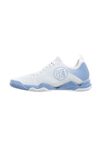 Weiße und hellblaue Sportschuhe mit einem Mesh-Obermaterial, strukturierten Paneelen und Logodetail. Sie verfügen über eine gemusterte Sohle und ein unterstützendes Design.