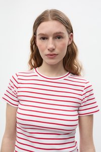 Gestreiftes T-Shirt in Weiß und Rot, gerippte Textur, kurze Ärmel, Rundhalsausschnitt, mit gleichmäßig angeordneten horizontalen Streifen.
