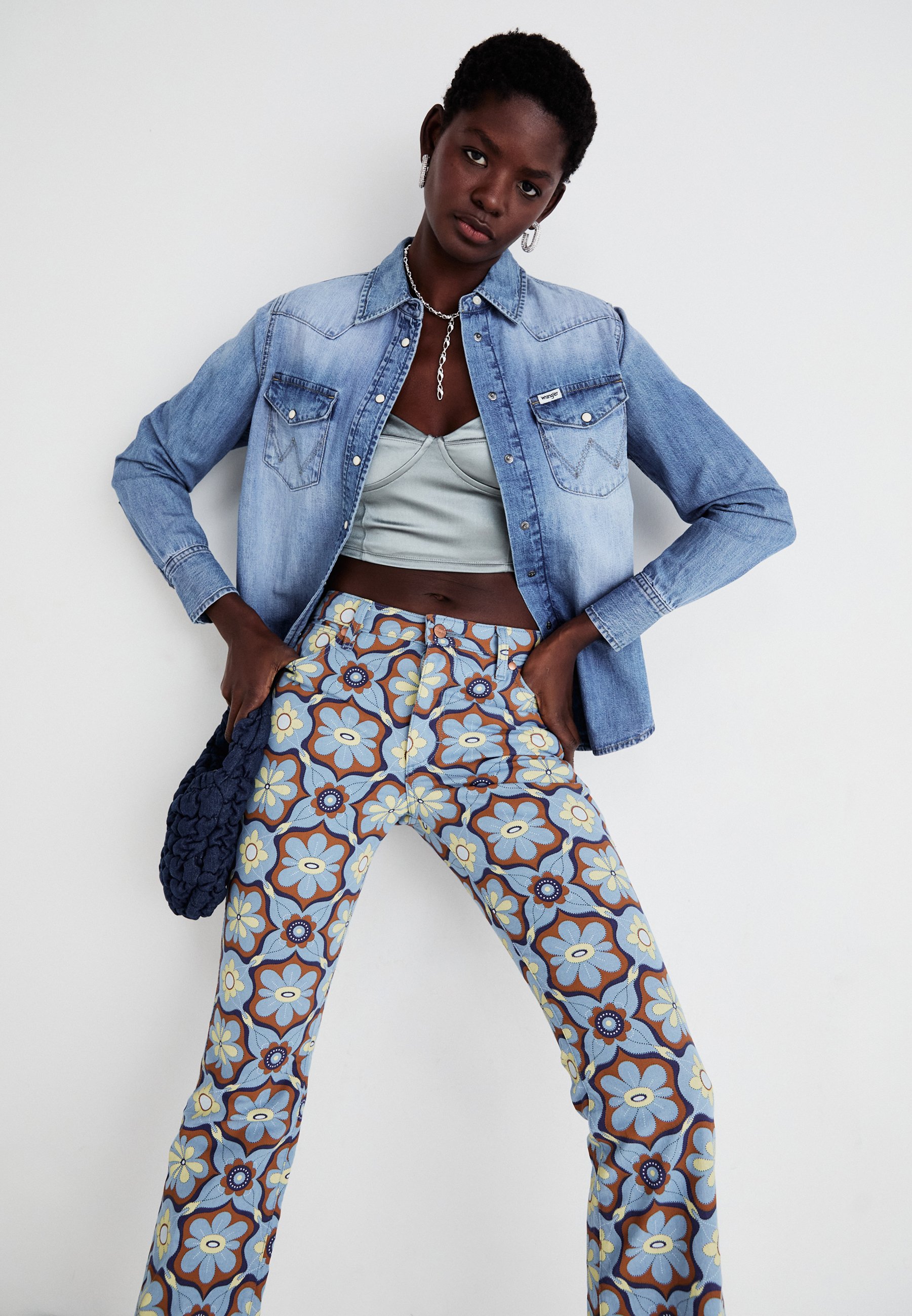 Wrangler MID RISE BOOT - Bootcut jeans - medallion/coloured denim