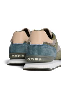 Sneaker mit einem Obermaterial aus Wildleder und Leder in Grün, Beige und Blau. Mit einer weißen Sohle und einem grauen Akzent sowie "HOFF"-Logo an der Ferse.
