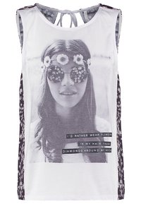 Bílý bezrukávový top s černobílým potiskem fotografie a textem, květinovými akcenty po stranách a zavazováním na krku.