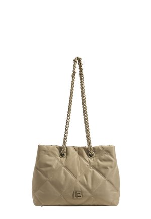 Beige quiltet håndtaske med en kæde-rem, der har syede diamantmønstre og et logo på forsiden, lavet af blødt materiale.