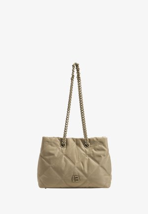 Beige gewatteerde handtas met een kettinghengsel, voorzien van gestikte diamanten patronen en een logo aan de voorkant, gemaakt van zacht materiaal.