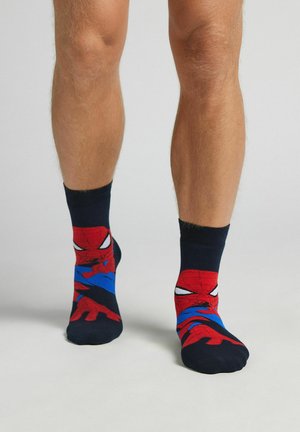 Spider-Man-Motivsocken mit einem roten und blauen Design und einem schwarzen Bündchen. Das Material scheint weich zu sein, mit einem detaillierten Druck von Spider-Mans Gesicht und Hand.