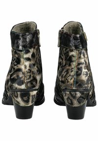 Stivali alla caviglia con stampa leopardata e finitura metallica, dettagli neri, cuciture decorative e tacco basso a blocco. Fascetta regolabile alla caviglia.