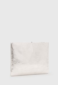 Metalen zilveren clutch bag met een gladde, textuur oppervlakte. Kenmerkt zich door een slanke rechthoekige vorm en subtiele plooien in het materiaal.
