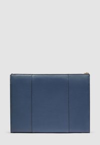 Clutch rettangolare in pelle blu navy con linee di cuciture verticali e una cerniera dorata lungo il bordo superiore, su uno sfondo grigio chiaro.