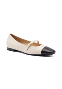 Ballet flat con toma in pelle beige, punta in pelle nera e una sottile cinghia con fibbia dorata. Suola nera a profilo basso.