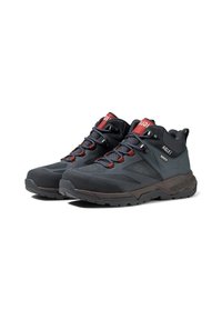 Schwarze wasserdichte Wanderschuhe mit roten und grauen Akzenten, strukturiertem Obermaterial, verstärktem Zehenbereich und robuster Sohle, die für Traktion auf verschiedenen Untergründen ausgelegt ist.