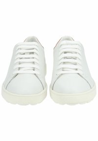 Bílé kožené tenisky s hladkým povrchem, zaoblenou špičkou, plochou gumovou podrážkou, šesti dírkami na tkaničky a kontrastními akcenty na patě.