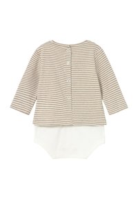 Pelele para bebé de manga larga a rayas beige y blancas con botones a presión en la espalda y parte inferior blanca incorporada.