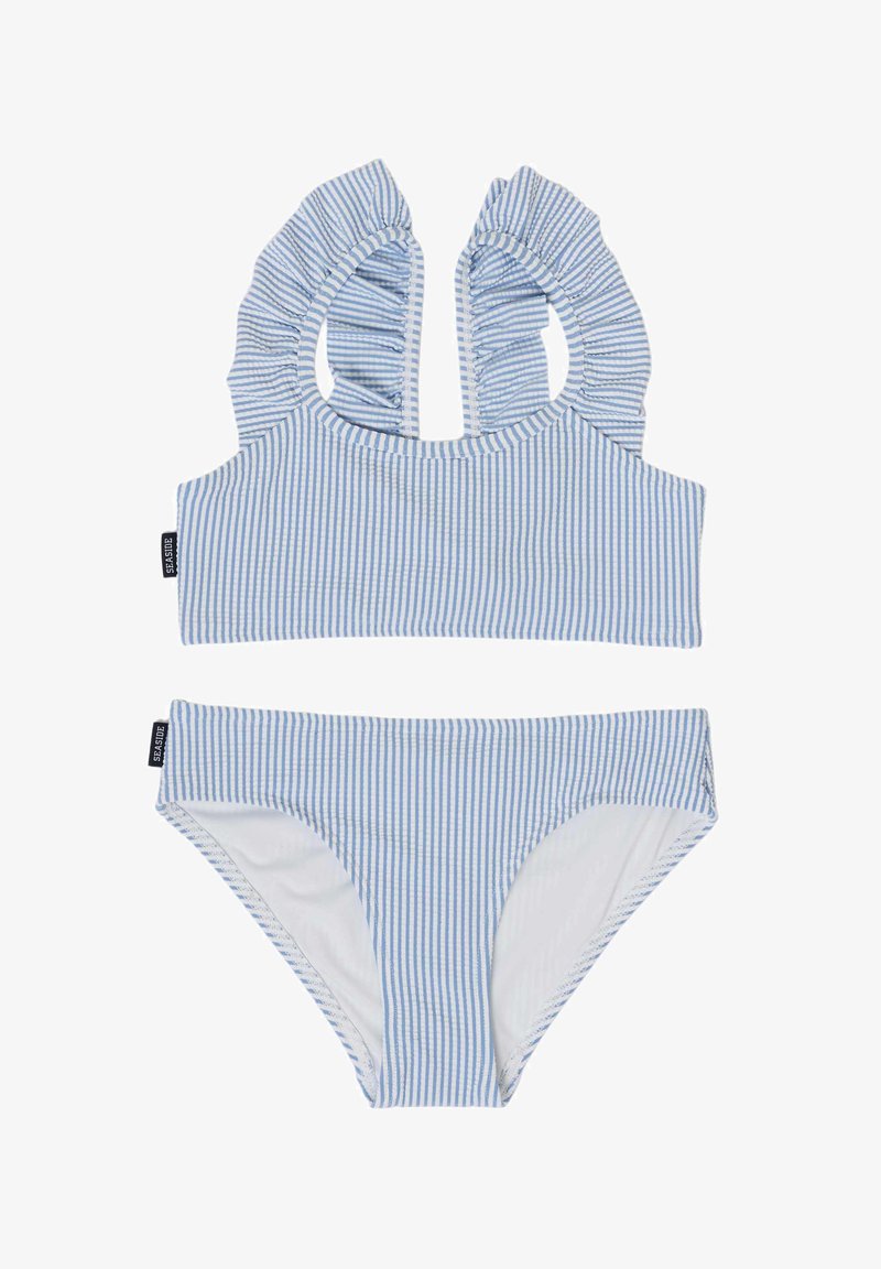 Maillot de bain deux pièces à rayures verticales bleu et blanc avec bretelles à volants et étiquettes de la marque Seaside sur les deux pièces.