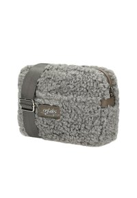 Kleine rechteckige graue, flauschige Umhängetasche mit verstellbarem Stoffgurt und silberner "relaks"-Logo-Patch auf der Vorderseite.