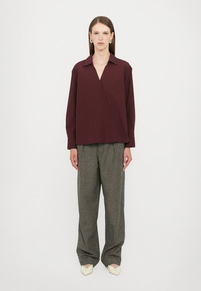 CLOSED ASYMMETRIC SHIRT - Nööpidega pluus - dark raisin red