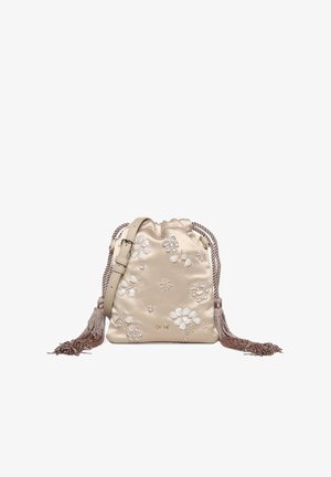 Kleine beige satijnen trekkoordzak met bloemrijke borduursels, gevlochten kwastjes als handgrepen en een verstelbare leren schouderband.