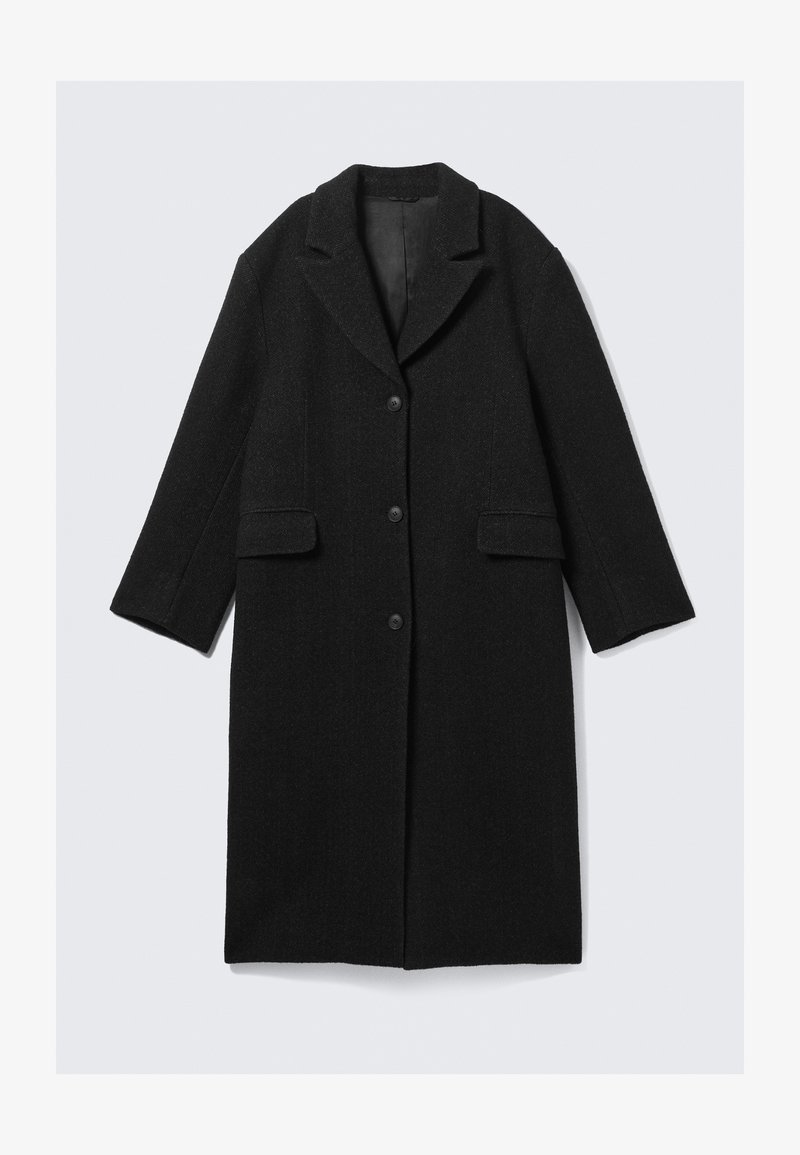 Manteau en laine noir avec un col cranté, trois boutons et deux poches avant, présentant une silhouette droite et des manches légèrement raccourcies.