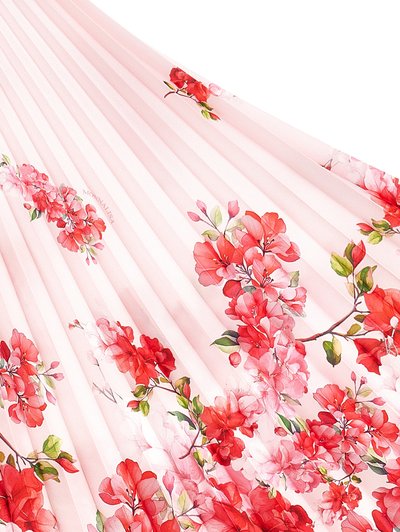 Ροζ ύφασμα ανοιχτού τόνου με κάθετες πτυχώσεις που φέρουν κόκκινα και ροζ λουλουδάτα σχέδια με πράσινα φύλλα διασκορπισμένα σε όλη την επιφάνεια.
