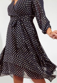 Friends Like These REGULAR FIT - CURVE PRINTED WRAP MIDI - Denní šaty - navy blue