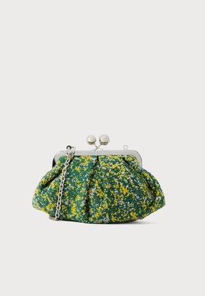 Pochette en tissu vert avec motif floral jaune et blanc, cadre métallique argenté, fermeture à clip et bandoulière chaîne attachée.