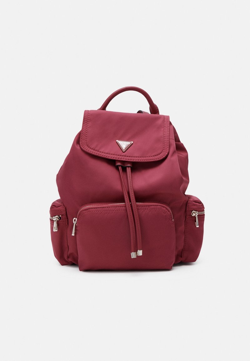 Sac à dos rouge foncé avec rabat supérieur, fermeture par cordon, poches zippées à l'avant et sur les côtés, et petite poignée sur le dessus.