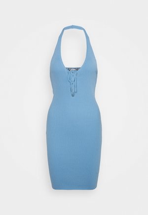 Lyseblå ribstrikket halterneck-kjole med snøredetalje foran, knælængde, tætsiddende silhuet.