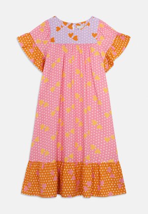 Παιδικό φόρεμα με κοντά μανίκια, διακοσμημένο με σχέδια αστεριών και καρδιών σε ροζ, πορτοκαλί και λεβάντα χρώματα, με βολάν στο τελείωμα και στα μανίκια.