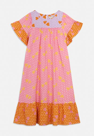 Tüdrukute lühikeste varrukatega kleit tähe- ja südamemustritega roosa, oranži ja lavendli värviplokkides, volangide ja varrukate kantidega.