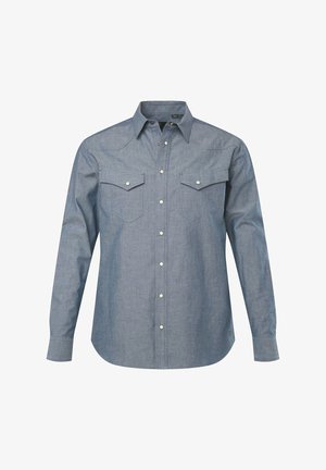 Světle modrá košile s dlouhým rukávem z chambray látky, s špičatým límcem, dvěma náprsními kapsami a bílými patentkami na rovně střiženém lemu.