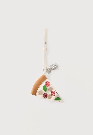 Mała torba w kształcie kawałka pizzy z brązowym ciastem, czerwonymi i beżowymi dodatkami, zielonymi liśćmi oraz białym paskiem z srebrnym dzwonkiem.