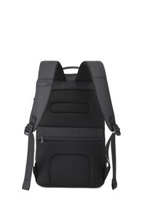 Sac à dos noir avec dos rembourré en mesh, bretelles réglables, poche zippée à l'avant et accents d'organisation. Design épuré avec des détails texturés.