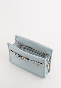 Lyseblå læderpung med guldfarvet hardware, udstyret med lynlåslukning og flere rum. Glat tekstur uden synlige mønstre.