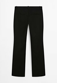 Pantalon noir à coupe droite, avec une texture lisse et deux poches arrière. Aucun fermoir ni ornement visible.