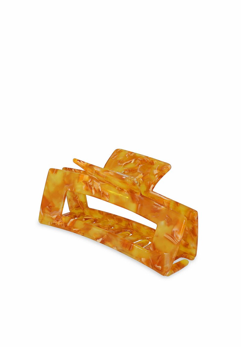 Een doorschijnende oranje haarclip van plastic, met een gemarmerd patroon, rechthoekige uitsparingen en een gladde textuur.