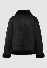 Schwarze Kunstfelljacke mit plüschigem Kragen und Manschetten, gerader Schnitt und dezenten Nahtdetails auf dem Rücken und den Ärmeln.
