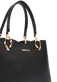 Borsa a tracolla in pelle nera texturizzata con hardware dorato, dotata di un top curvo, manici doppi e decorazioni vicino all'apertura.