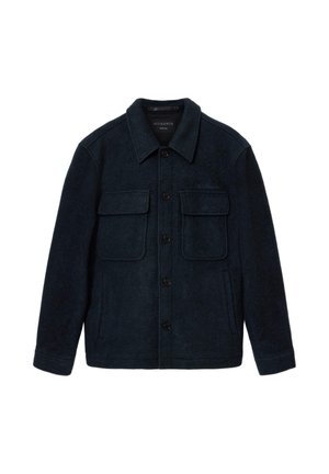 Granatowo-niebieska wełniana kurtka z kołnierzem, dwoma przednimi kieszeniami, zapięciami na guziki i miękką fakturą. Z subtelnymi detalami z logo.