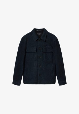 Granatowo-niebieska wełniana kurtka z kołnierzem, dwoma przednimi kieszeniami, zapięciami na guziki i miękką fakturą. Z subtelnymi detalami z logo.