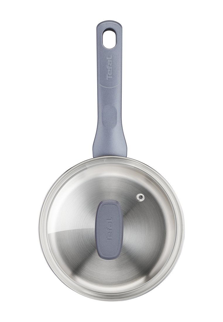 Edelstahl-Topf mit Glasdeckel und einem grauen Kunststoffgriff. Hat eine runde Form und ein kleines Entlüftungsloch im Deckel.