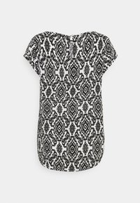 Czarny i biały top z krótkim rękawem z geometrycznym wzorem, z okrągłym dekoltem i zapięciem na guziki z tyłu. Gładka faktura materiału.